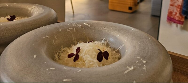Risotto wird in der Küche in einer Pfanne fertiggestellt